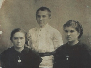 Дети о. Сергия - Галина, Виктор и Аглаида. 9 августа 1914 г.