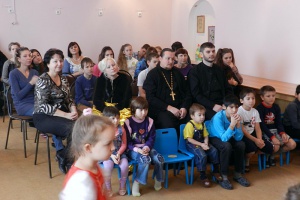 Урухские христославы в гостях у детдомовцев