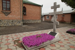 Могила протоиерея Димитрия Клюпы во дворе Георгиевского храма г. Георгиевска