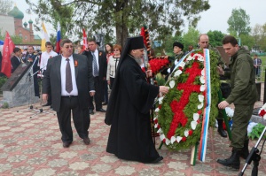В День Победы епископ Гедеон принял участие в митинге у воинского мемориала в станице Незлобной
