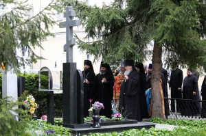 Епископ Гедеон почтил память ставропольских архиереев, погребенных во дворе Андреевского собора г. Ставрополя