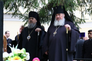 Епископ Гедеон почтил память ставропольских архиереев, погребенных во дворе Андреевского собора г. Ставрополя