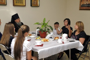 Участники детского ансамбля «Казачья поросль» рассказали епископу Гедеону о своих победах
