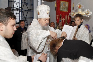 Епископ Гедеон освятил Свято-Троицкий храм села Краснокумского и совершил в нём диаконскую хиротонию