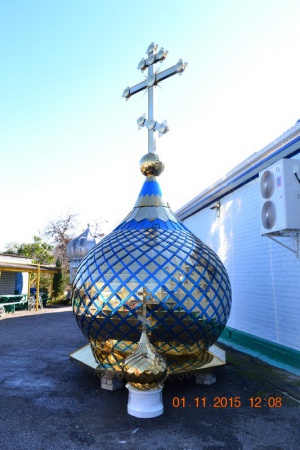 В преддверии престольного праздника на храм установлен новый центральный купол с крестом