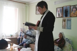 Священник в праздник Рождества побывал в приюте для пожилых людей