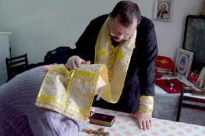 Священник посетил стационар для пожилых и инвалидов в селе Соломенском