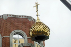На новый храм села Солдато-Александровского установлены четыре малых купола с крестами