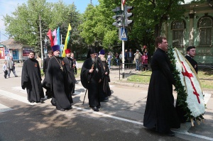 В День Победы епископ Гедеон возложил венок к мемориалу «Огонь Вечной Славы» в городе Георгиевске