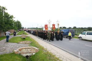 Тысячи верующих принимают участие во Всеукраинском крестном ходе