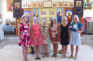 Воспитанницы воскресной школы поздравили прихожан храма соседнего села