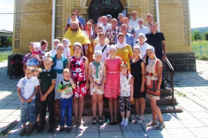Воспитанницы воскресной школы поздравили прихожан храма соседнего села
