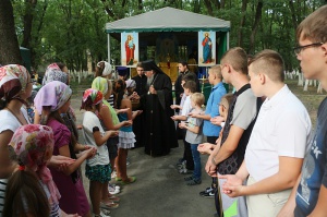 Епископ Гедеон благословляет детей.