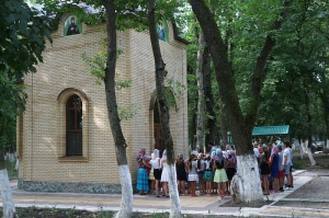 Утреннее молитвенное правило у Сергиевского храма-часовни.