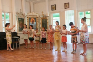 Занятия по хоровому пению проводит педагог Наталья Доценко.
