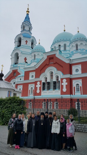 Паломническая группа Георгиевской епархии у Спасо-Преображенского собора Валаамского монастыря.