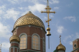 На новый храм села Солдато-Александровского установлены два купола с крестами