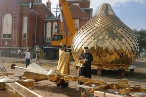 На новый храм села Солдато-Александровского установлены два купола с крестами