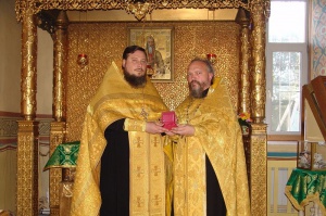 Протоиереи Алексий Лысиков (слева) и Владимир Сорочинский у раки святого праведного Павла Таганрогского.