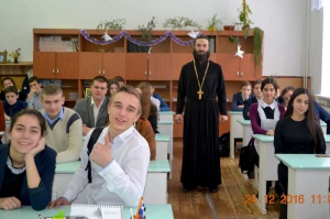 Священник говорил со школьниками о Святом Евангелии