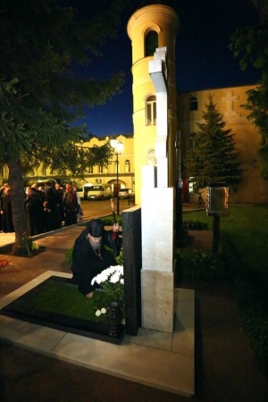 Епископ Гедеон молитвенно почтил память ставропольских архипастырей, похороненных на территории Андреевского собора