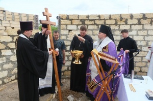 Епископ Гедеон совершил закладку храма в селе Садовом