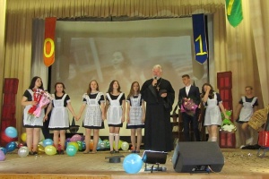 Священник благословил выпускников и их наставников