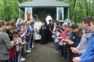Первая смена в Епархиальном детском лагере «Радуга» началась с участия в  архиерейских богослужениях