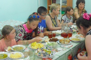 В Нефтекумске состоялся очередной благотворительный обед для детей и больных пенсионеров