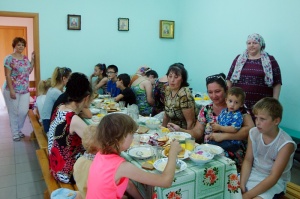 В трапезной Сергиевского храма состоялся благотворительный обед