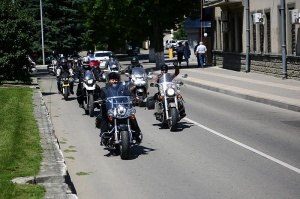 Православные байкеры на улицах Ставрополя. На первом мотоцикле - протоиерей Александр Гомзяк