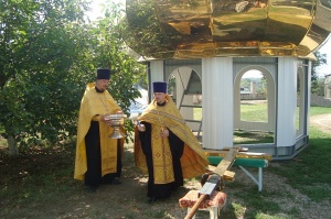 На храм села Новозаведенного установлен новый купол с крестом