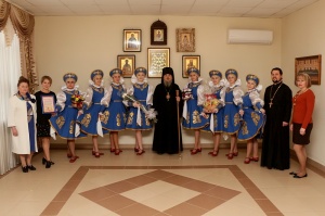 Епископ Гедеон подарил «Озорным каблучкам» сценические костюмы с вышивкой