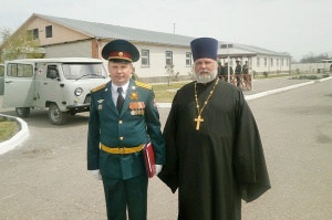 Священник побывал на празднике в воинской части