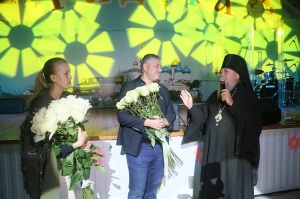 На сцене театрально-концертной площадки ЕДЛ ДПЛ «Радуга» прошёл благотворительный концерт