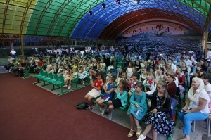 На сцене театрально-концертной площадки ЕДЛ ДПЛ «Радуга» прошёл благотворительный концерт