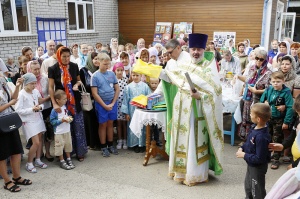 Первоклассники прихожан Никольского собора читали стихи и получили подарки