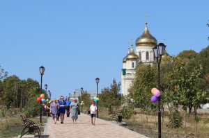 В селе Александровском торжественно открыли реконструированный парк «Молодёжный»