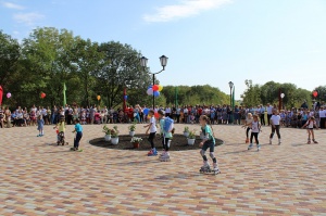 В селе Александровском торжественно открыли реконструированный парк «Молодёжный»