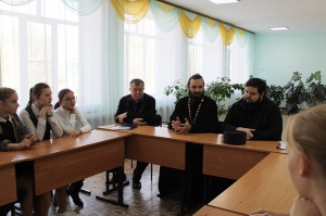 Круглый стол, посвящённый взаимоотношениям молодёжи, прошёл в школе села Китаевского