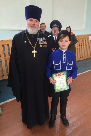Священник вручил награды сильнейшим участникам детской военно-спортивной игры «Зарничка»
