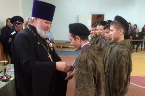 Священник вручил награды сильнейшим участникам детской военно-спортивной игры «Зарничка»