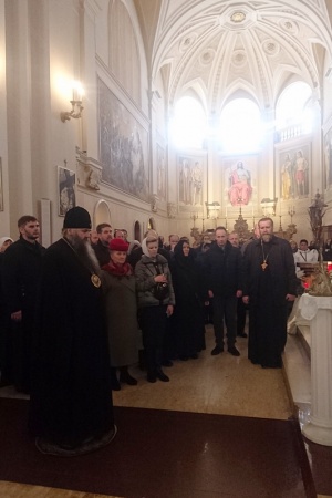 Паломники из Георгиевской епархии молятся у мощей святителя Николая Чудотворца в итальянском городе Бари