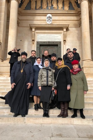 Паломники из Георгиевской епархии молятся у мощей святителя Николая Чудотворца в итальянском городе Бари