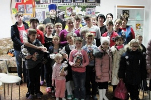Воспитанники воскресной группы показали детдомовцам спектакль «Морозко»