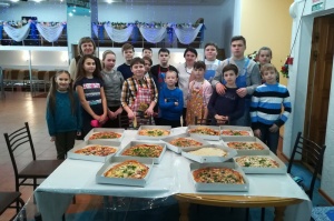 Ребята из воскресной группы научились готовить пиццу и угостили ею своих младших товарищей