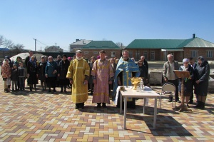 Глава администрации и священник совершили «крестный облёт» села Александровского