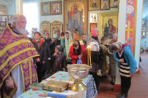 Лысогорские казачата и кадеты Великим постом посетили станичный храм, исповедались и причастились Святых Христовых Таин
