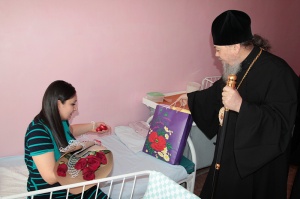 Епископ Гедеон поздравил с праздником Пасхи пациенток и персонал родильного отделения Георгиевской районной больницы