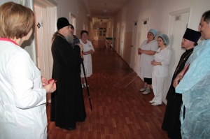 Епископ Гедеон поздравил с праздником Пасхи пациенток и персонал родильного отделения Георгиевской районной больницы